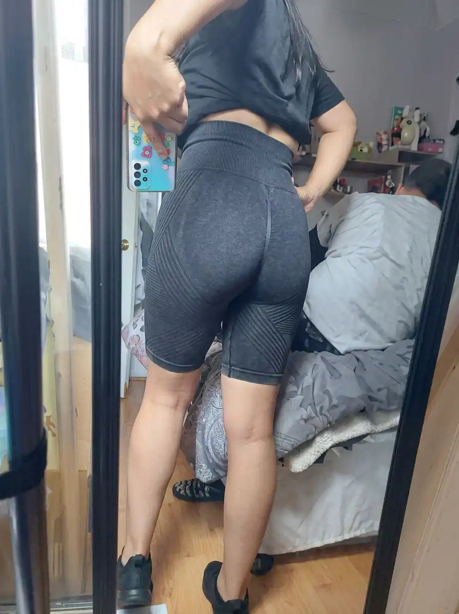 Clienta de CelluMove con los leggings de compresión